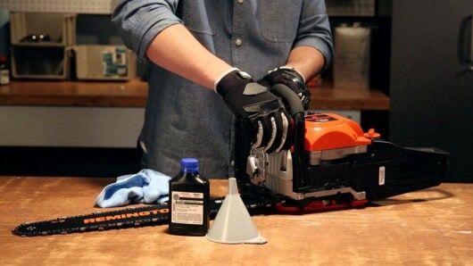 What Can I Use For A Chainsaw Bar Oil: The Options To Use And The Ones To Avoid 2 chainsaw bar oil