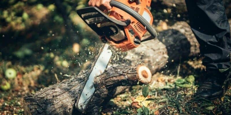 how does a chainsaw work