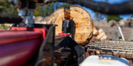 hydraulic log splitter splitting logs