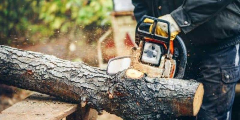 how to use a chainsaw to cut logs