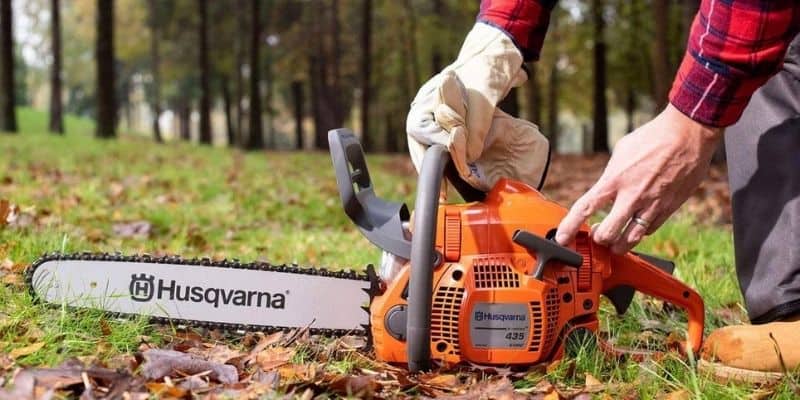 how to use a chainsaw