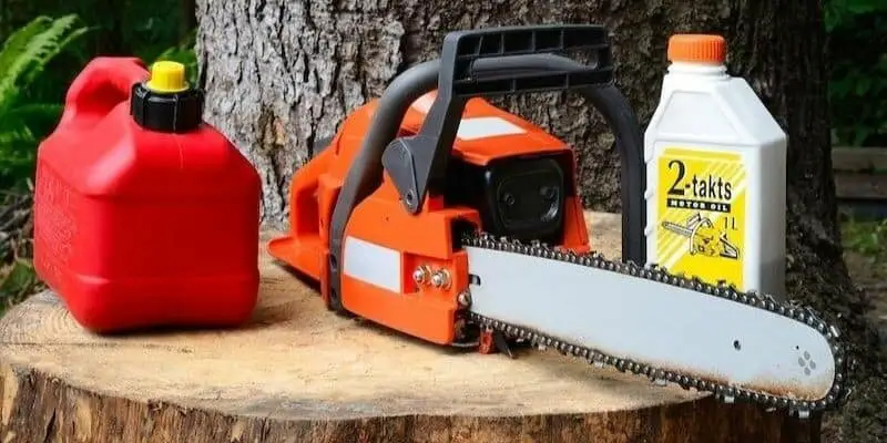 What Can I Use For A Chainsaw Bar Oil: The Options To Use And The Ones ...